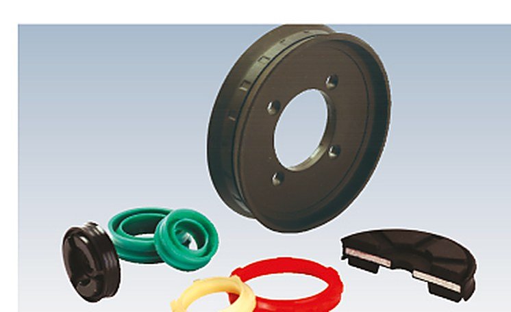 Pneumatic cylinder seals in elastomer and plastic sealing materials